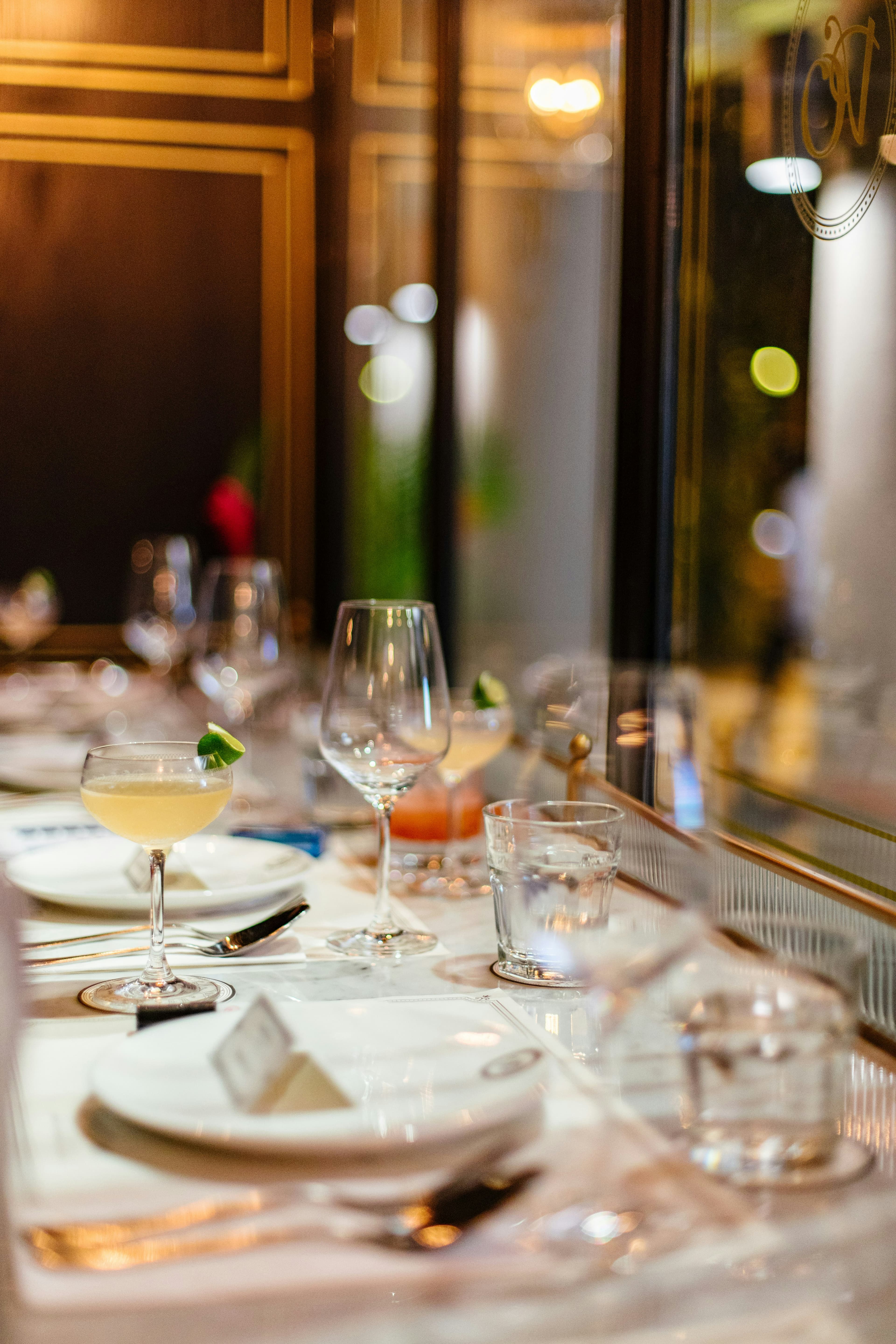 Sala di un ristorante elegante apparecchiata per il servizio