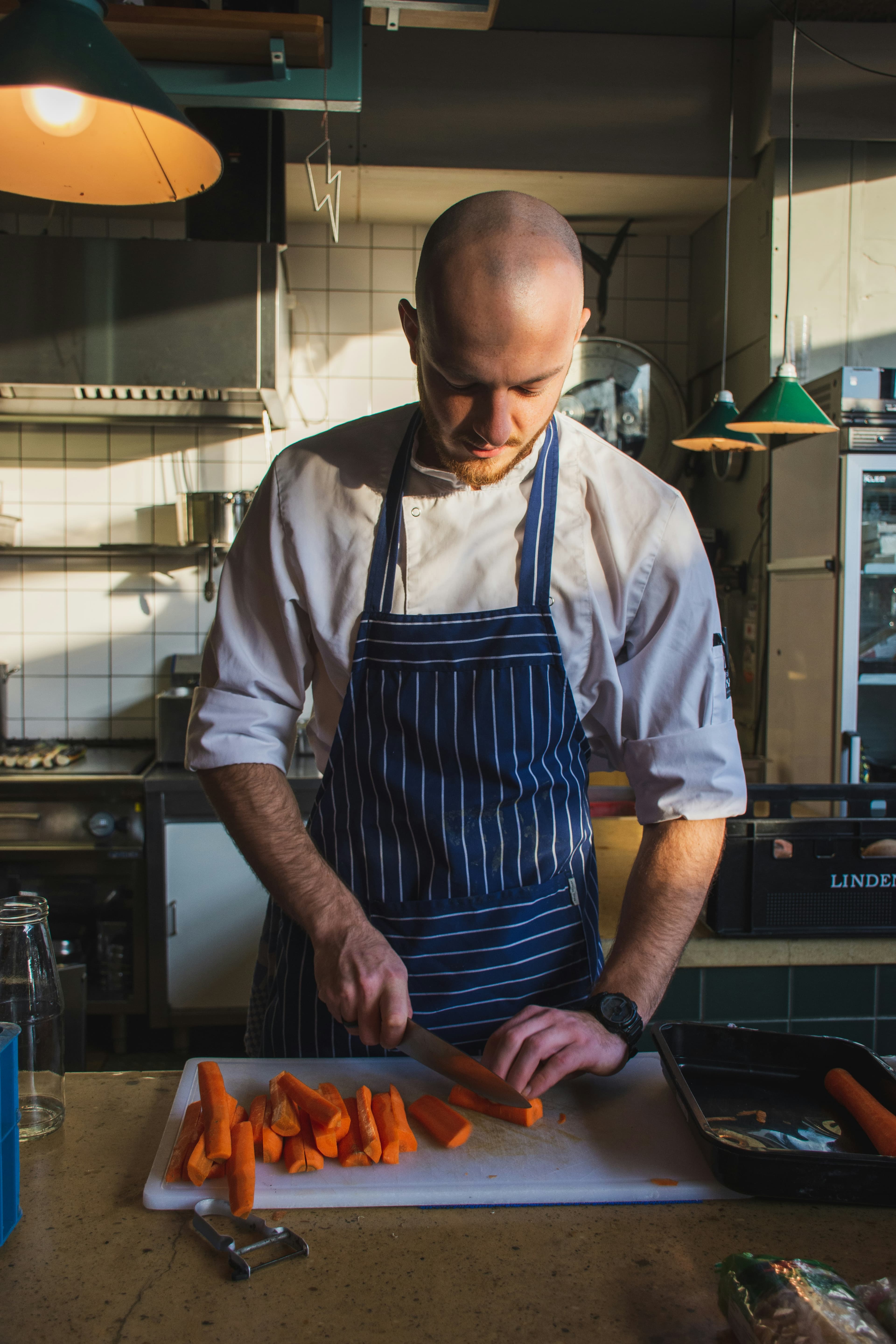 Chef al lavoro in una cucina professionale