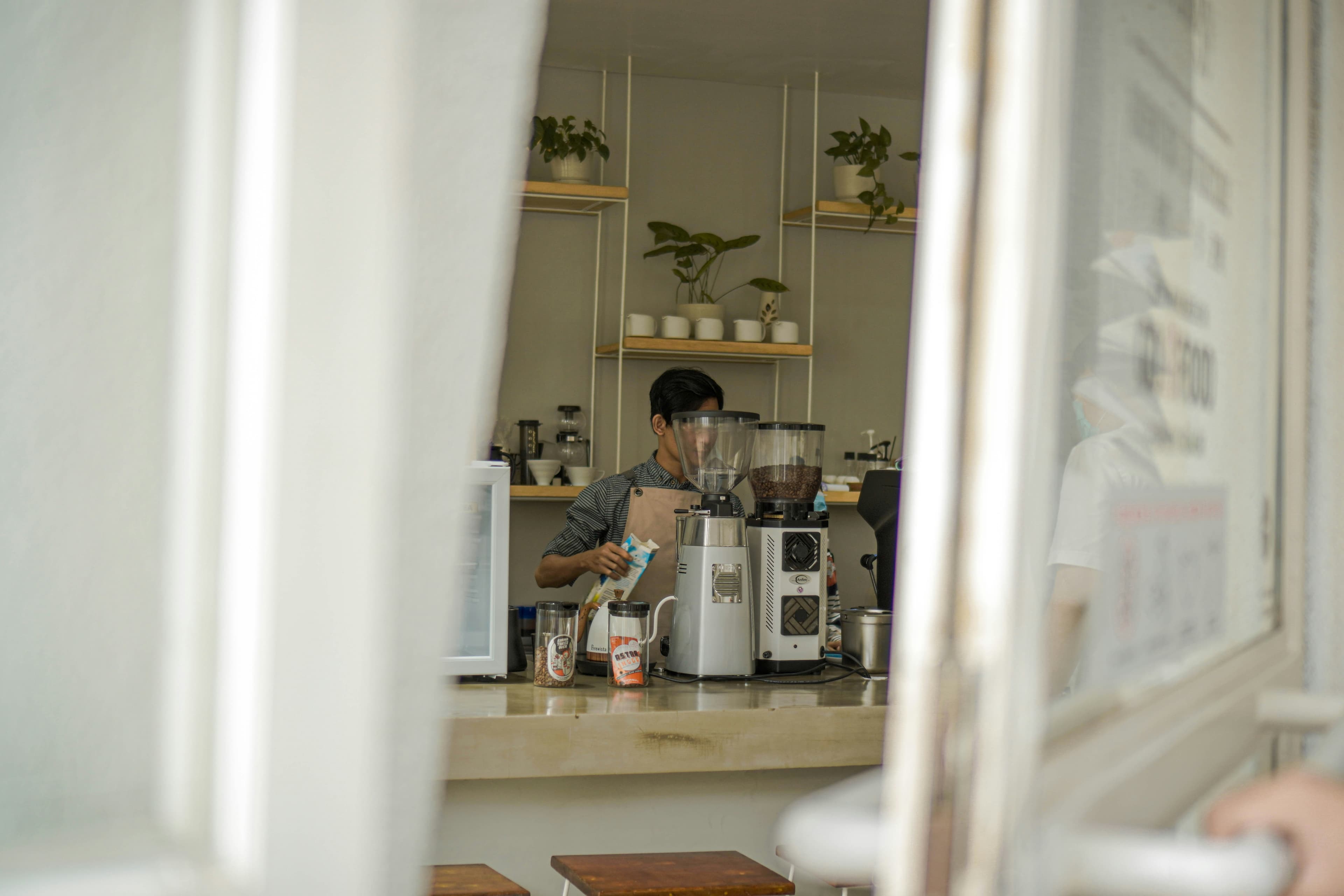 Barista che prepara un caffè al banco