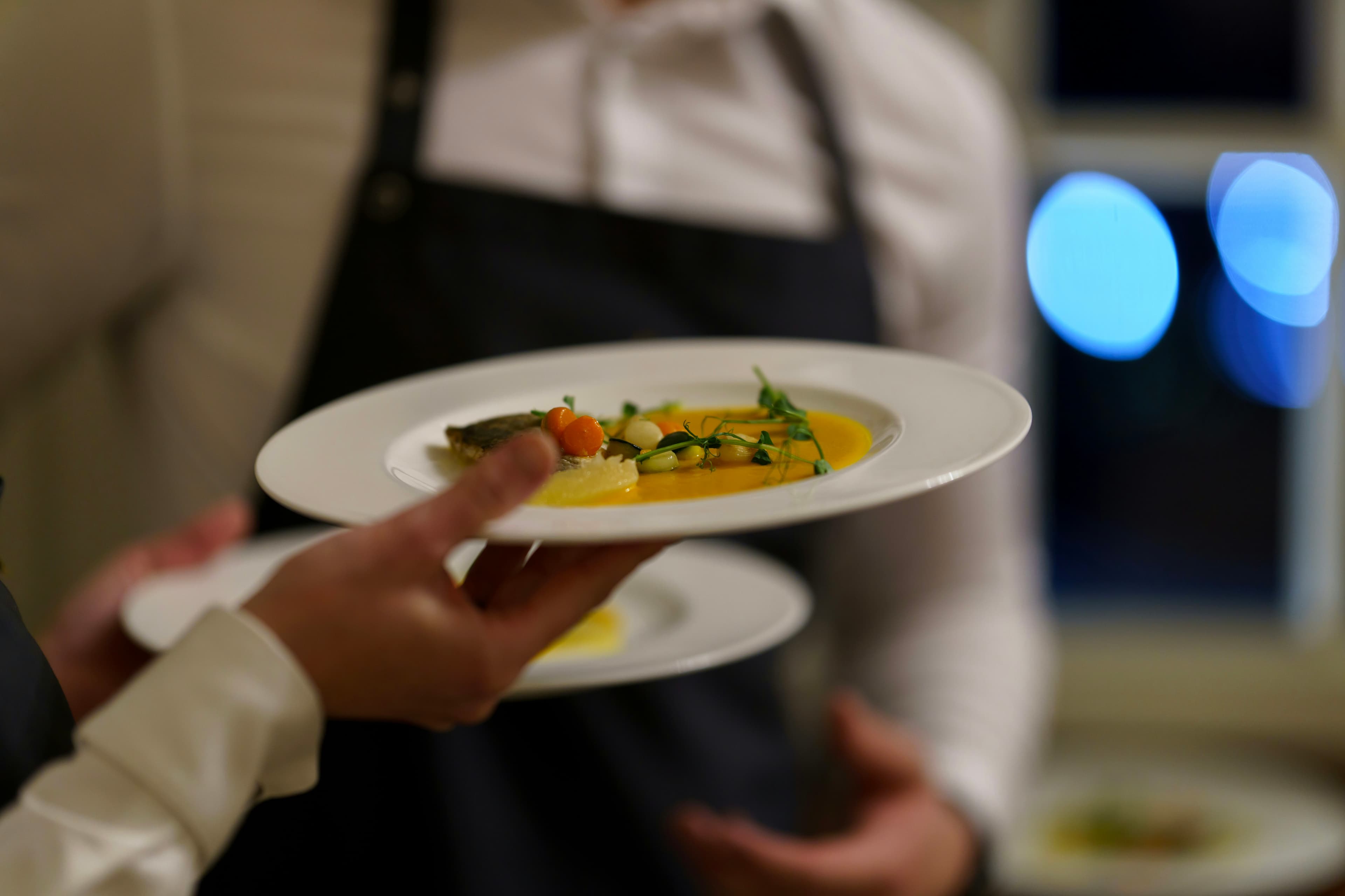 Cameriere che serve ai tavoli in un ristorante